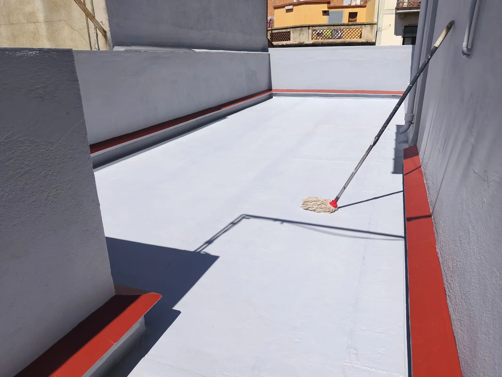 Acabado superficial protector sobre impermeabilización de terraza en Hospitalet