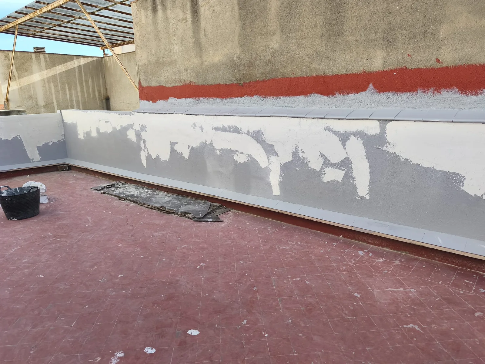 Saneado y preparación de paramentos antes de impermeabilizar una terraza en Hospitalet