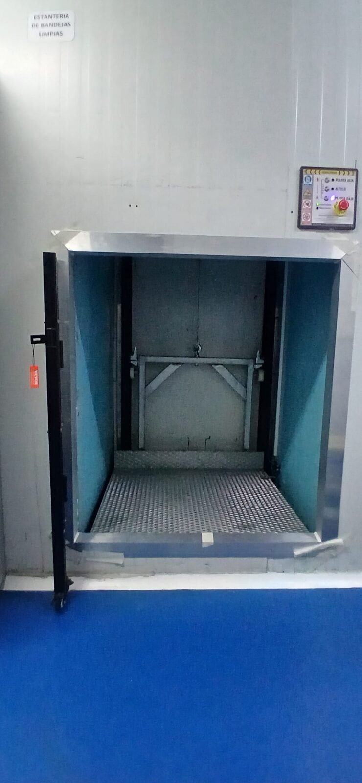 Plataforma de carga del montacargas industrial terminado